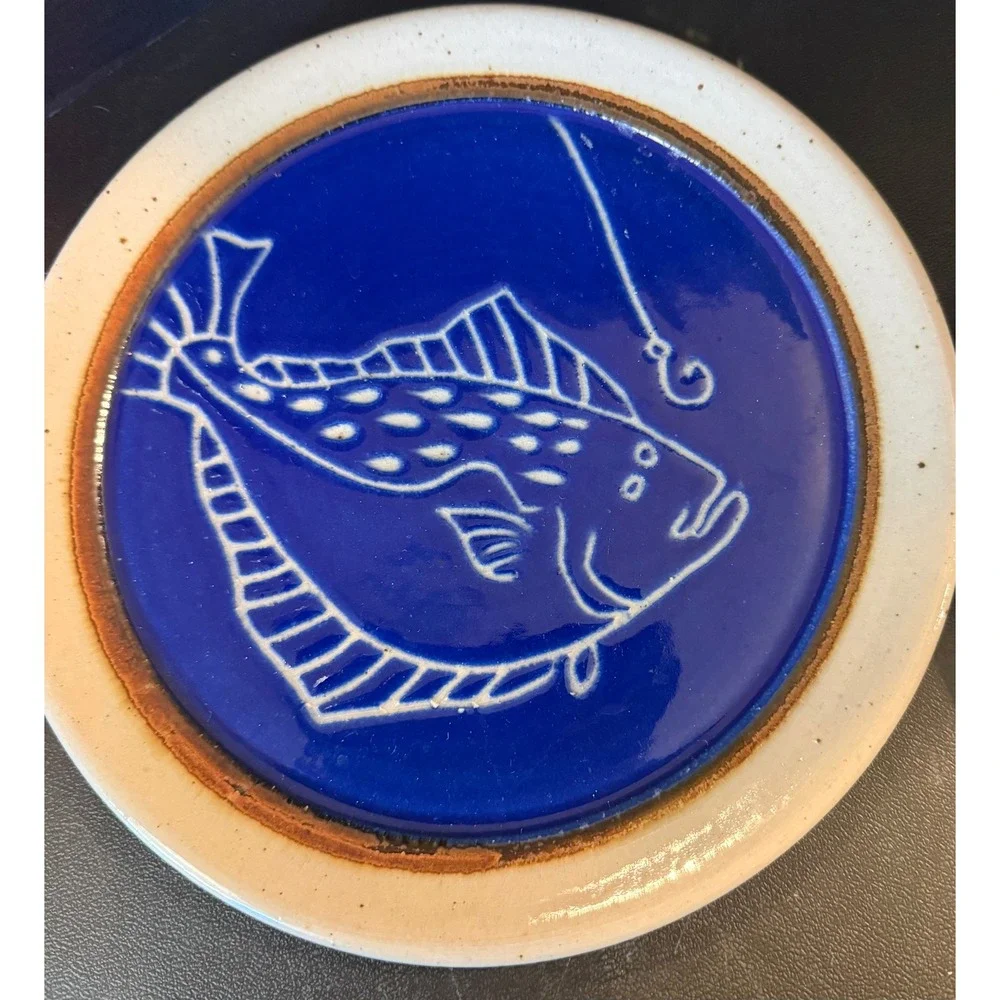 Ahna Iredale‎ Studio Pottery 2 Plates Blue White Fish Sgraffito Alaska Artist 9